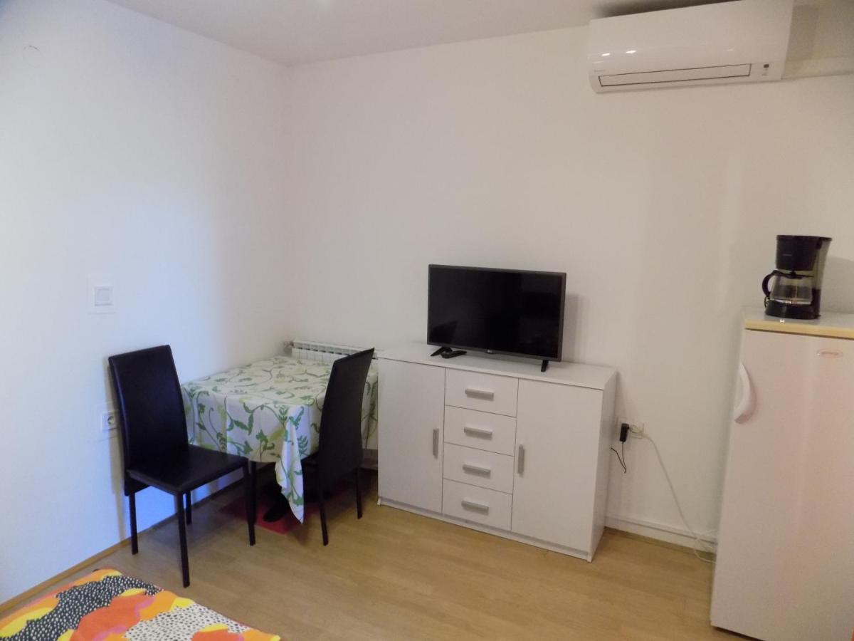 Oriella Apartmans And Room Новиград Екстериор снимка